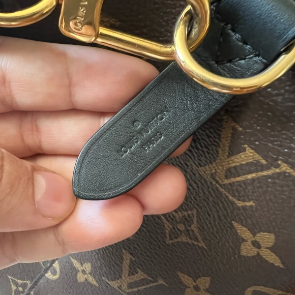 Im selling a barely used neonoe louis vuitton bag - Picture 8 of 12